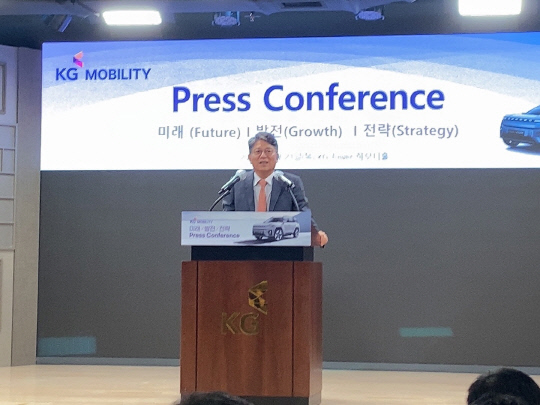 곽재선 KG모빌리티 회장이 21일 서울 중구 KG타워에서 열린 미래전략 발표 기자 간담회에서 발언을 하고 있다. 장우진 기자